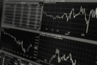 ट्रेड तनाव घटने के बाद एशियाई शेयर बाजारों में तेजी, जापान का निक्केई सूचकांक रिकॉर्ड ऊंचाई पर पहुंचा।