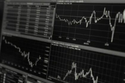 ट्रेड तनाव घटने के बाद एशियाई शेयर बाजारों में तेजी, जापान का निक्केई सूचकांक रिकॉर्ड ऊंचाई पर पहुंचा।