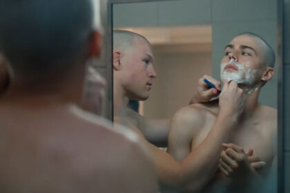 Netflix सीरीज़ Boots का मुख्य किरदार कैमरोन कोप — मरीन ट्रेनिंग कैंप के सीन में