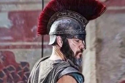 क्रिस्टोफर नोलन की फिल्म ‘The Odyssey’ का पोस्टर जिसमें मैट डेमन ओडिसियस के रूप में समुद्र में भटकते दिखाई दे रहे हैं।