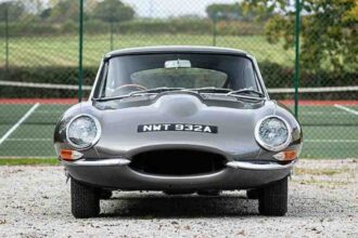 Rowan Atkinson की क्लासिक Jaguar E-Type कार जो Netflix शो Man vs Bee में दिखाई गई थी, अब नीलामी में शामिल