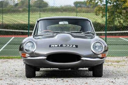 Rowan Atkinson की क्लासिक Jaguar E-Type कार जो Netflix शो Man vs Bee में दिखाई गई थी, अब नीलामी में शामिल