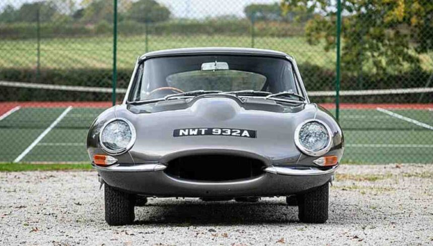 Rowan Atkinson की क्लासिक Jaguar E-Type कार जो Netflix शो Man vs Bee में दिखाई गई थी, अब नीलामी में शामिल