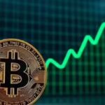 Bitcoin का डिजिटल चिह्न, बाजार ग्राफ़ के सामने चमकता हुआ।