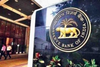 RBI गवर्नर शक्तिकांत दास नई नीति की घोषणा करते हुए प्रेस कॉन्फ्रेंस में संबोधित करते हुए।