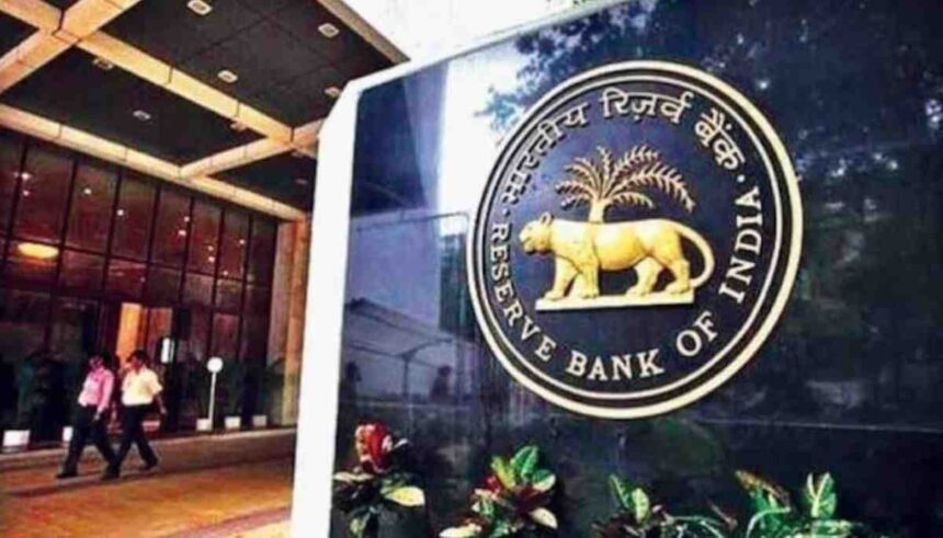 RBI गवर्नर शक्तिकांत दास नई नीति की घोषणा करते हुए प्रेस कॉन्फ्रेंस में संबोधित करते हुए।