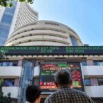 “मुंबई स्टॉक एक्सचेंज ट्रेडिंग फ्लोर: Sensex और Nifty बोर्ड पर हल्की बढ़त दिखाते हुए”