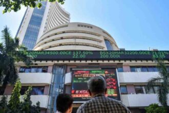 “मुंबई स्टॉक एक्सचेंज ट्रेडिंग फ्लोर: Sensex और Nifty बोर्ड पर हल्की बढ़त दिखाते हुए”