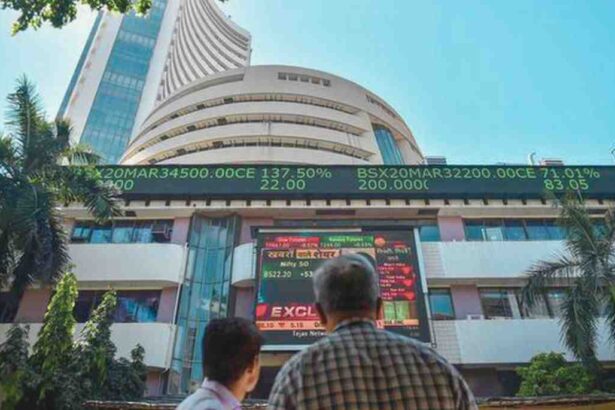 भारतीय शेयर बाजार में गिरावट दर्शाता सेंसेक्स और निफ्टी का चार्ट