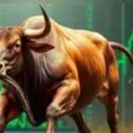 शेयर बाजार का दृश्य जिसमें स्क्रीन पर Sensex और Nifty के बढ़ने को दर्शाया गया है