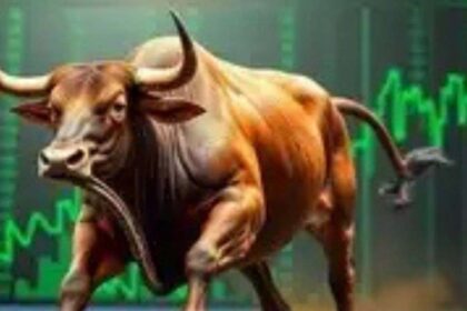 शेयर बाजार का दृश्य जिसमें स्क्रीन पर Sensex और Nifty के बढ़ने को दर्शाया गया है