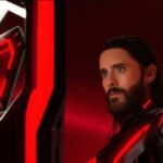 Tron Ares मूवी का पोस्टर जिसमें जैरेड लेटो भविष्यवादी सूट में दिखाई दे रहे हैं