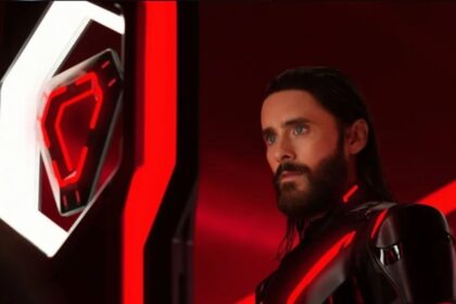 Tron Ares मूवी का पोस्टर जिसमें जैरेड लेटो भविष्यवादी सूट में दिखाई दे रहे हैं