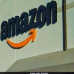 Amazon ऑफिस इमारत और कंप्यूटर स्क्रीन जिसमें टेक्नोलॉजी और कटौती की भावना दर्शायी गयी हो