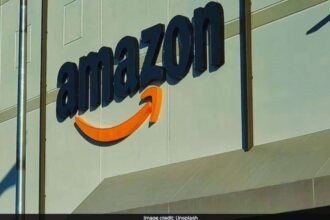 Amazon ऑफिस इमारत और कंप्यूटर स्क्रीन जिसमें टेक्नोलॉजी और कटौती की भावना दर्शायी गयी हो