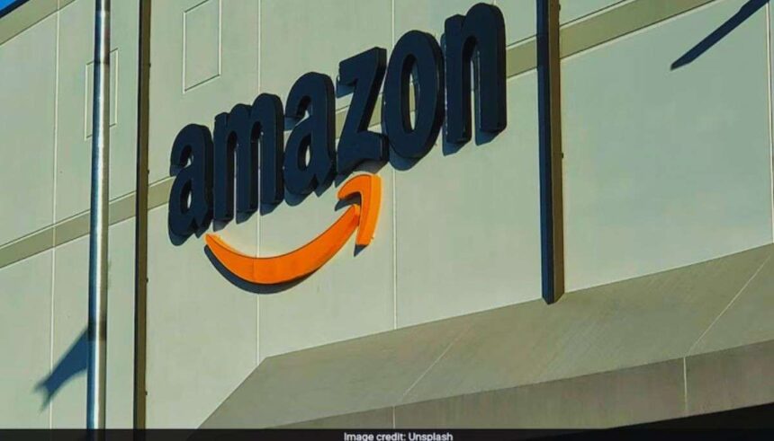 Amazon ऑफिस इमारत और कंप्यूटर स्क्रीन जिसमें टेक्नोलॉजी और कटौती की भावना दर्शायी गयी हो