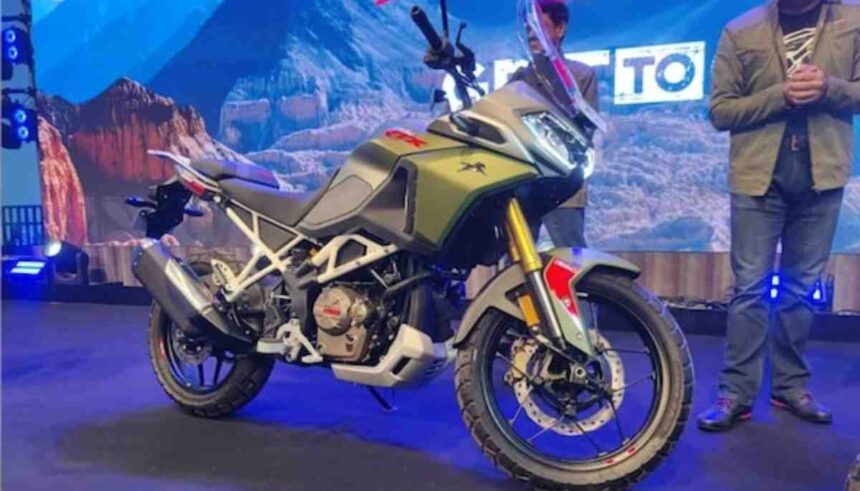 टीवीएस अपाचे RTX 300 बाइक लॉन्च इमेज — स्पोर्टी रेड कलर में बाइक स्टूडियो शॉट