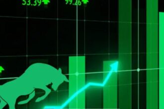 शेयर बाजार का दृश्य — इलेक्ट्रॉनिक स्क्रीन पर सेंसेक्स और निफ्टी की तेजी दिखाती ट्रेडिंग जानकारी।