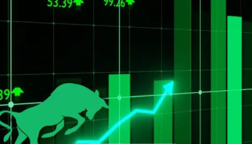 शेयर बाजार का दृश्य — इलेक्ट्रॉनिक स्क्रीन पर सेंसेक्स और निफ्टी की तेजी दिखाती ट्रेडिंग जानकारी।