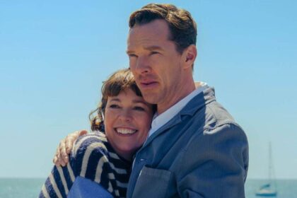 Benedict Cumberbatch और Olivia Colman की नई फिल्म “The Roses” का प्रमोशनल पोस्टर, जो अब भारत में OTT पर रिलीज हो रही है।