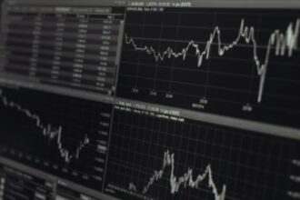 भारतीय शेयर बाजार में उतार-चढ़ाव — सेंसेक्स और निफ्टी के रुझान, विशेषज्ञों की राय