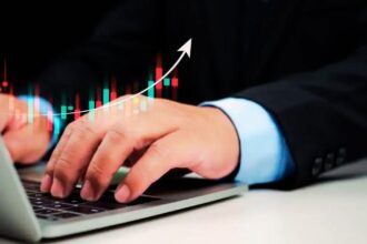 Sensex और Nifty हल्की तेजी के साथ बंद, PSU बैंक और रियल्टी सेक्टर में बढ़त