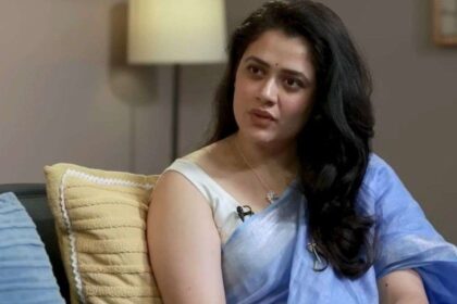 Girija Oak showcasing her 400 saree collection including Banarasi Jamawar, vintage chiffon and Paithani.