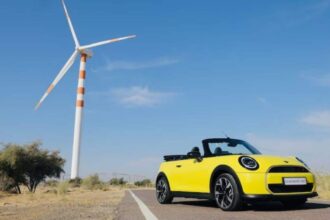 नई Mini Convertible 2025—ओपन-टॉप, OLED डिस्प्ले और 2.0-लीटर टर्बो इंजन वाली प्रीमियम लक्ज़री कार।