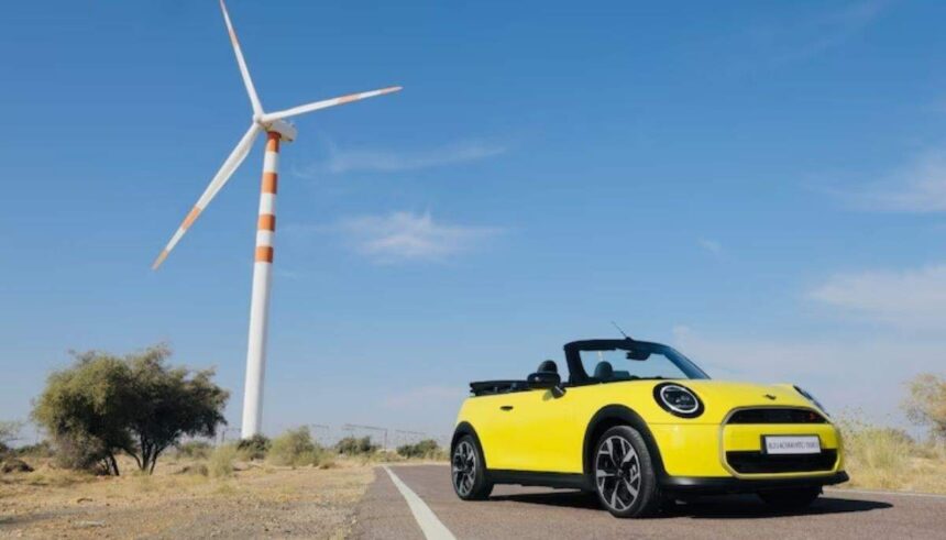 नई Mini Convertible 2025—ओपन-टॉप, OLED डिस्प्ले और 2.0-लीटर टर्बो इंजन वाली प्रीमियम लक्ज़री कार।