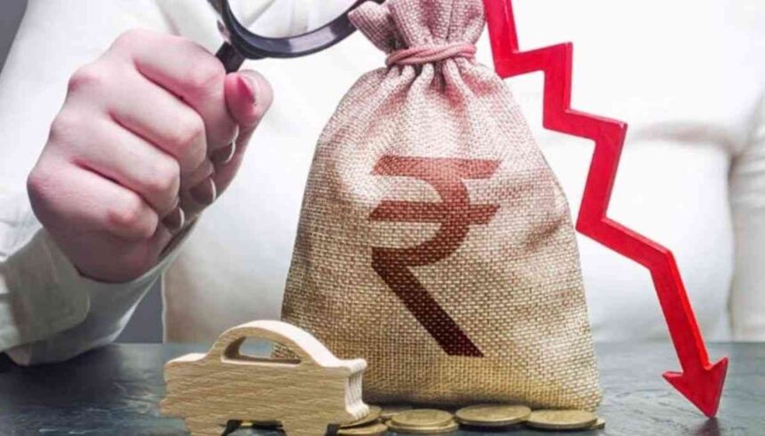 अमेरिकी डॉलर के मुकाबले गिरते भारतीय रुपये का ग्राफ।