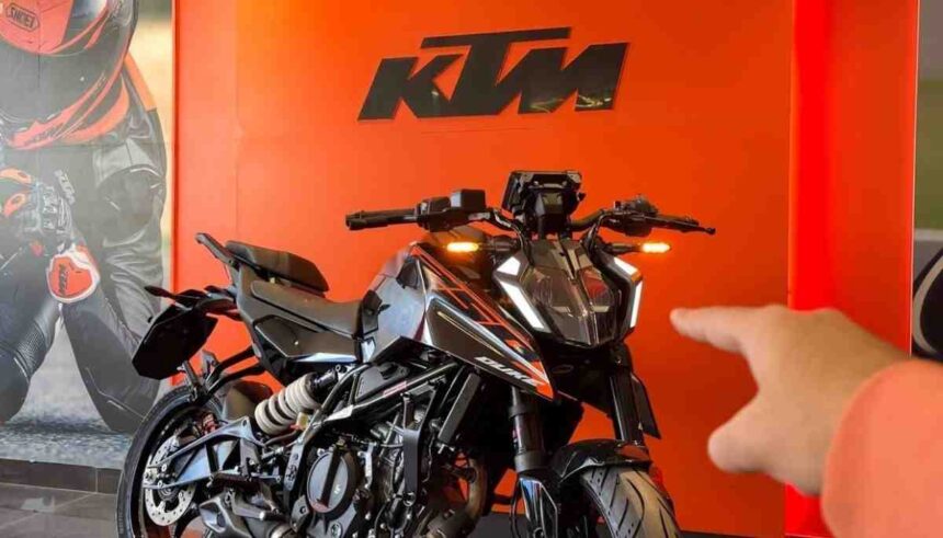 2026 KTM 250 Duke new colour silver and ebony black