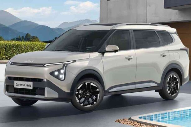 New Kia Carens Clavis HTE EX with sunroof price features India