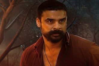 Pallichattambi मोशन पोस्टर में टोविनो थॉमस का पहला लुक