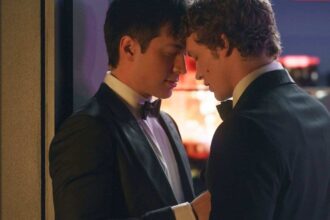 Heated Rivalry सीरीज में दो आइस हॉकी खिलाड़ियों के बीच क्वीयर प्रेम कहानी का भावनात्मक दृश्य