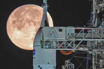 Kennedy Space Center में लॉन्च पैड पर खड़ा NASA का SLS रॉकेट, आर्टेमिस II मिशन के लिए तैयार
