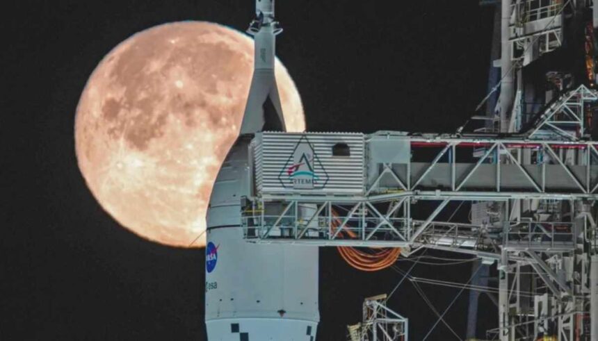 Kennedy Space Center में लॉन्च पैड पर खड़ा NASA का SLS रॉकेट, आर्टेमिस II मिशन के लिए तैयार