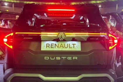 Renault Duster undisguised spy shot India road presence