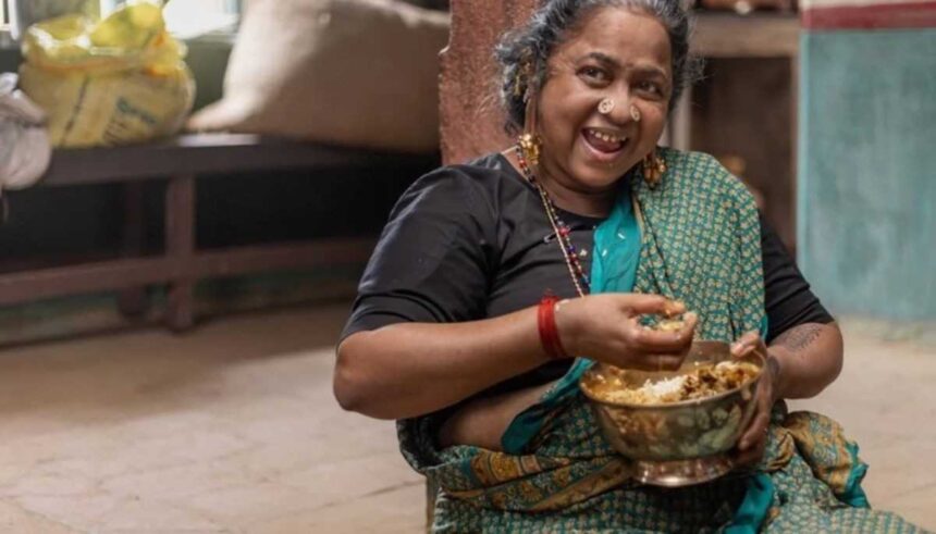 Thaai Kizhavi फिल्म में बिस्तर पर लेटी पवुनुथायी के रूप में राधिका सरथकुमार