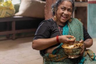 Thaai Kizhavi फिल्म में बिस्तर पर लेटी पवुनुथायी के रूप में राधिका सरथकुमार