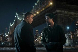 The Night Agent Season 3 में पीटर सदरलैंड का एक्शन सीन, अंतरराष्ट्रीय मिशन के दौरान तनावपूर्ण माहौल