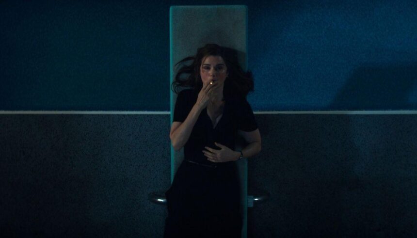 Vladimir सीरीज़ में Rachel Weisz का गंभीर और आत्मचिंतनशील लुक