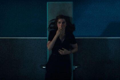 Vladimir सीरीज़ में Rachel Weisz का गंभीर और आत्मचिंतनशील लुक