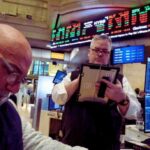 न्यूयॉर्क स्टॉक एक्सचेंज (NYSE) के ट्रेडिंग फ्लोर पर काम करते ट्रेडर्स