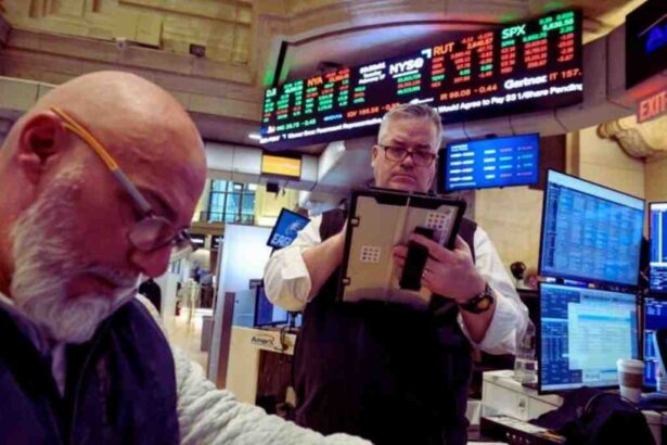 न्यूयॉर्क स्टॉक एक्सचेंज (NYSE) के ट्रेडिंग फ्लोर पर काम करते ट्रेडर्स