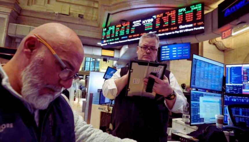 न्यूयॉर्क स्टॉक एक्सचेंज (NYSE) के ट्रेडिंग फ्लोर पर काम करते ट्रेडर्स