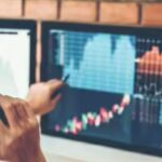 शेयर बाजार ग्राफ के साथ IndusInd Bank और UPL के स्टॉक प्रदर्शन का प्रतीकात्मक चित्र