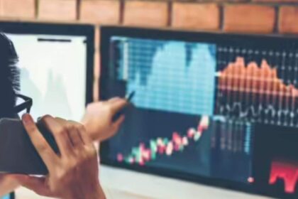 शेयर बाजार ग्राफ के साथ IndusInd Bank और UPL के स्टॉक प्रदर्शन का प्रतीकात्मक चित्र