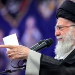 Sensex और Nifty इंडेक्स के ग्राफ के साथ मिडिल ईस्ट युद्ध की पृष्ठभूमि