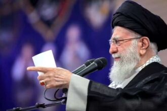 Sensex और Nifty इंडेक्स के ग्राफ के साथ मिडिल ईस्ट युद्ध की पृष्ठभूमि