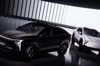 महिंद्रा XEV 9e Cineluxe Edition का एक्सटीरियर सैटिन ब्लैक रंग में और प्रीमियम ब्राउन-ब्लैक इंटीरियर डिजाइन।